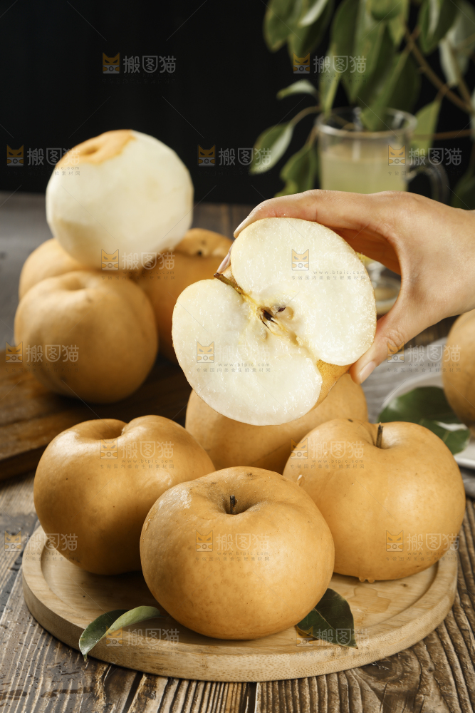 手里拿着新鲜秋月梨