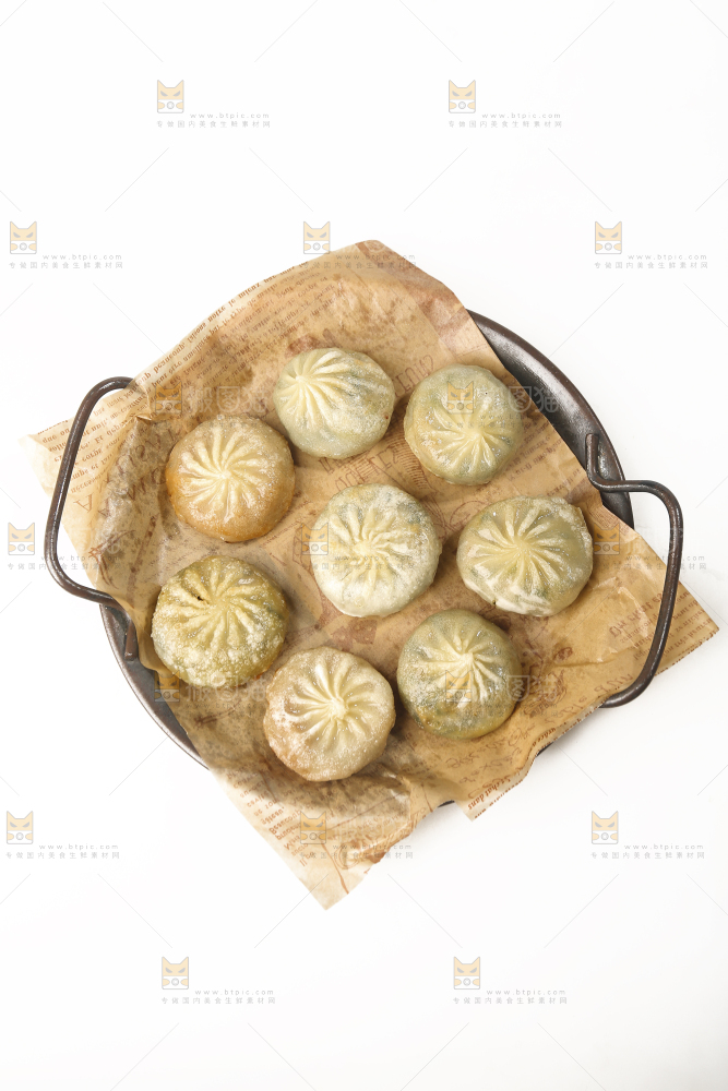 白底上的一盘小煎包