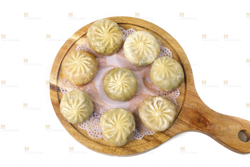 白底上的一盘小包子