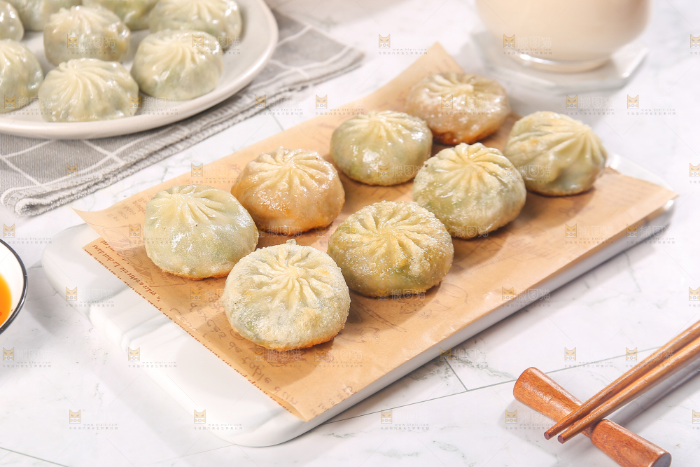 油纸上摆放着的小包子