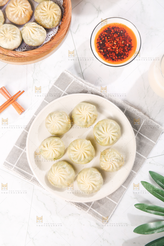 格子布上的一盘小包子