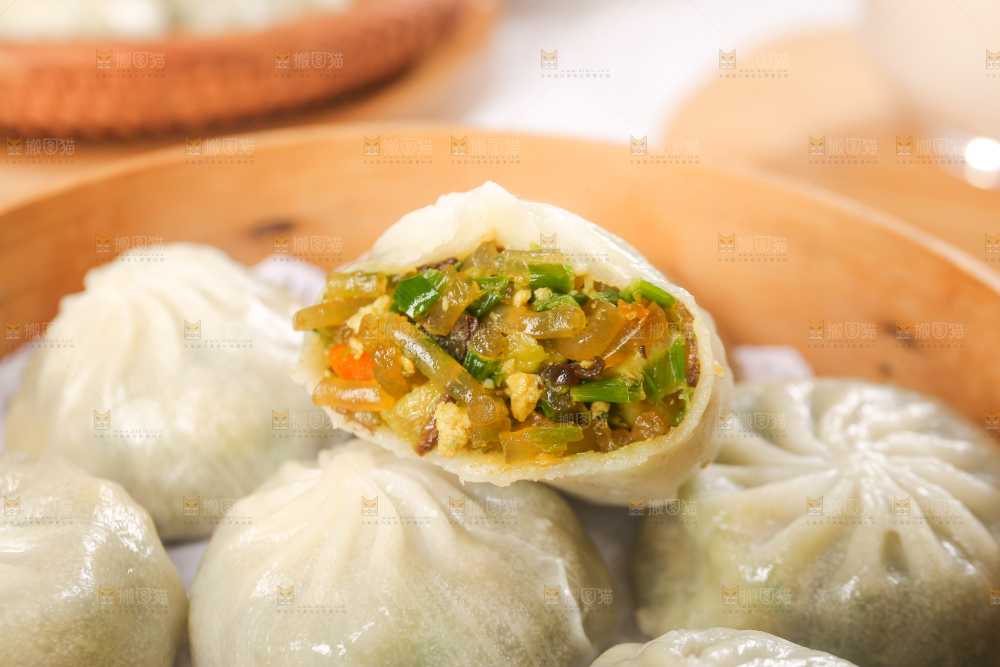 蒸笼里的粉丝包子