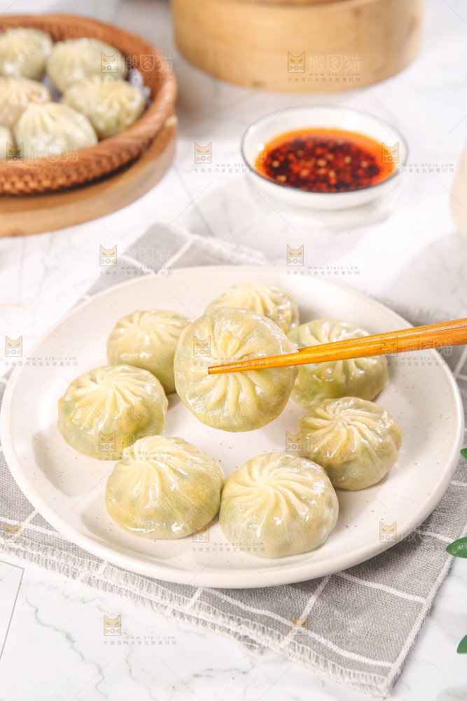 筷子上夹着小笼包