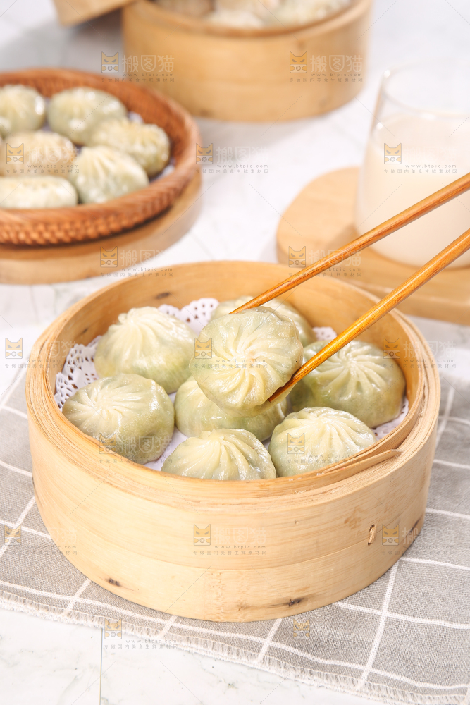 筷子上夹着小笼包