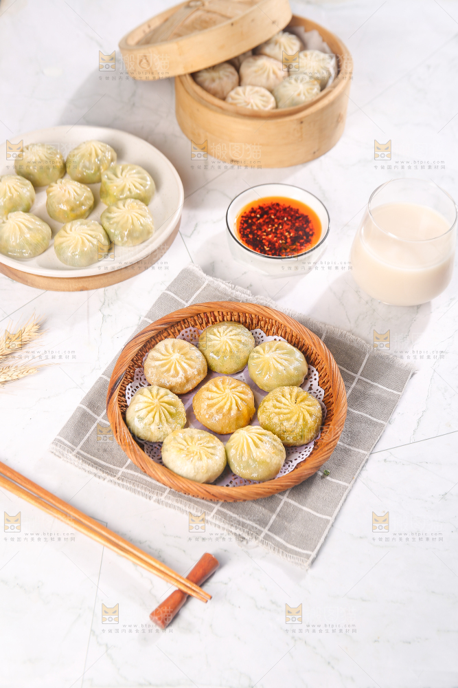 格子布上的一篮小煎包
