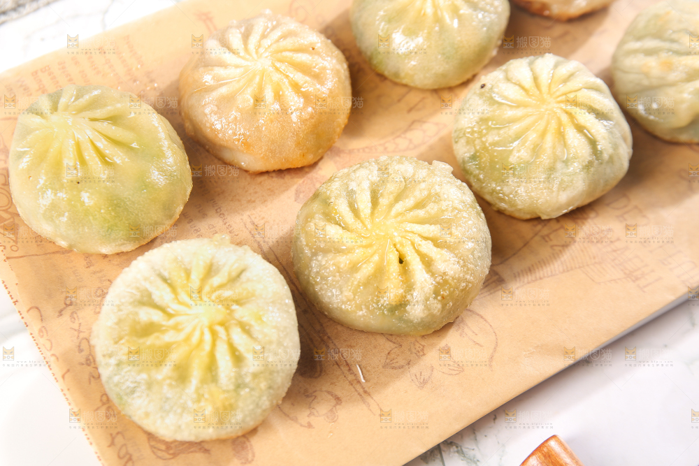油纸上摆放着的小包子