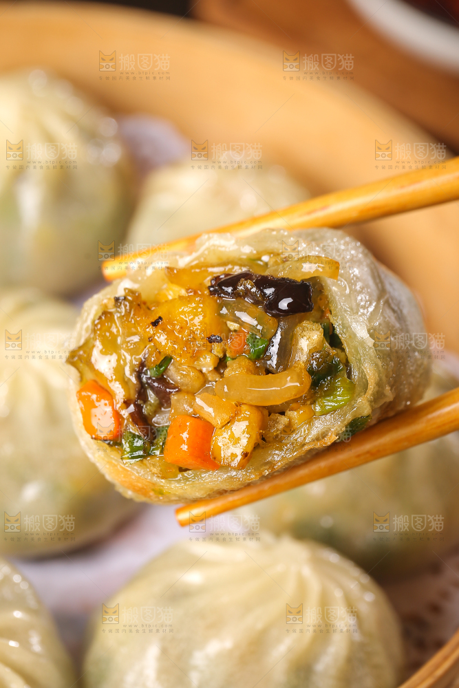 筷子上夹着粉丝包子