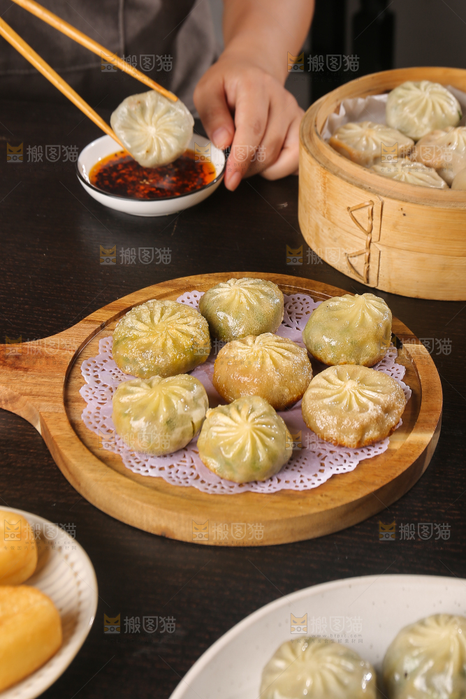 深底上摆放着的小包子