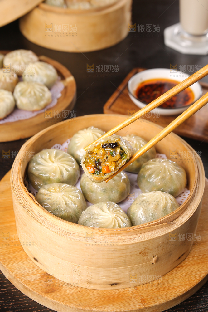 筷子上夹着粉丝包子
