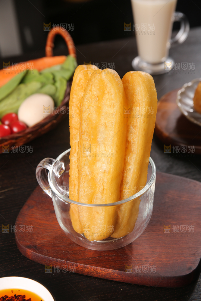 玻璃杯里的现炸油条