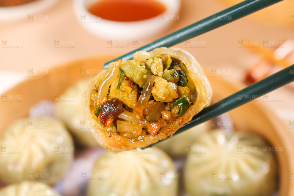 筷子上夹着粉丝包子