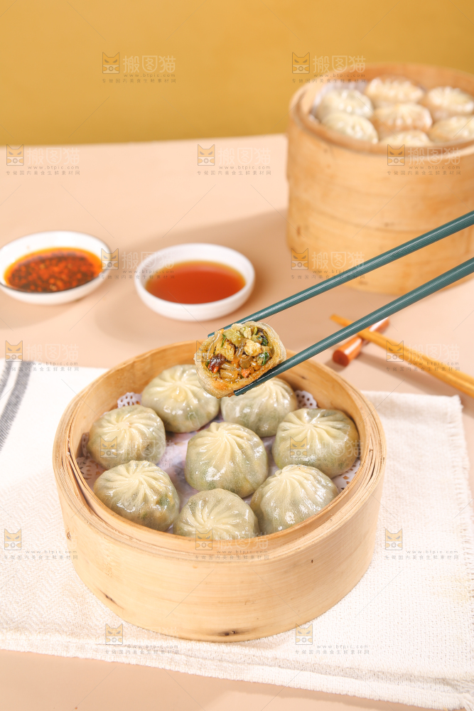 筷子上夹着粉丝包子