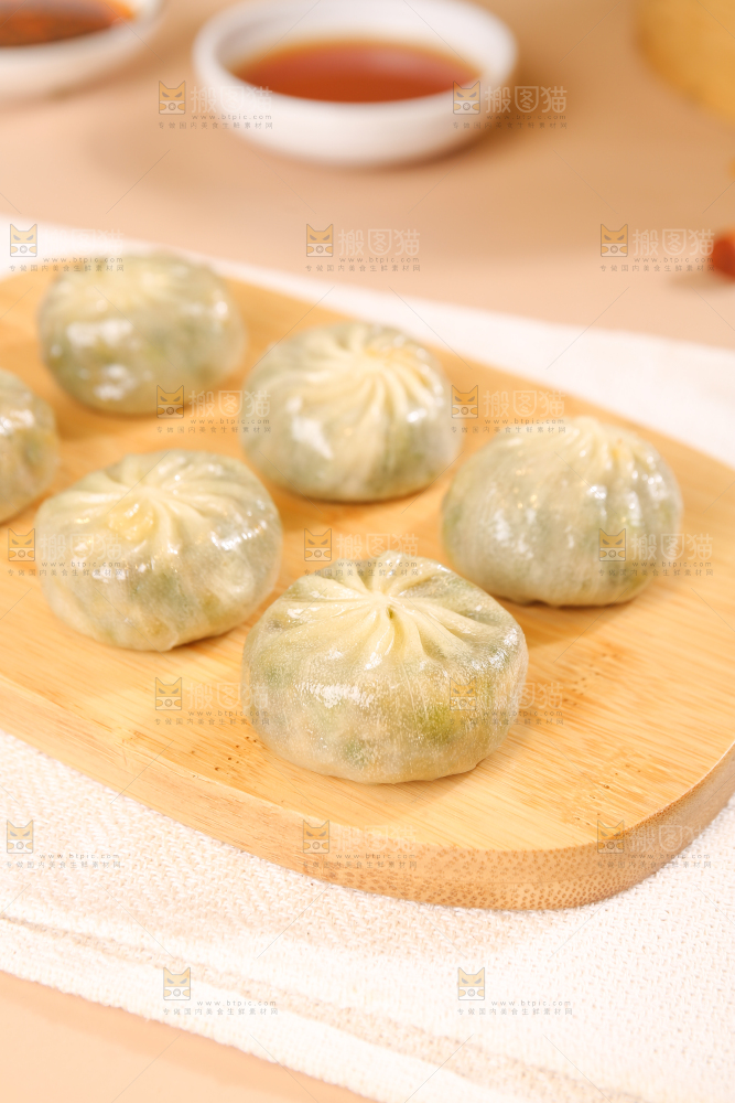 木底上摆放着的小包子