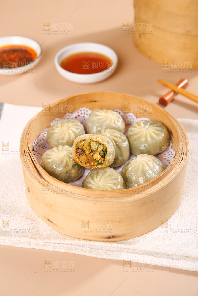 蒸笼里的粉丝包子
