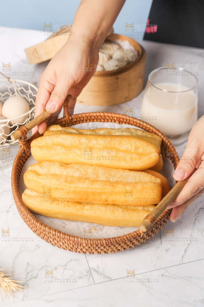 手里的一篮香酥油条