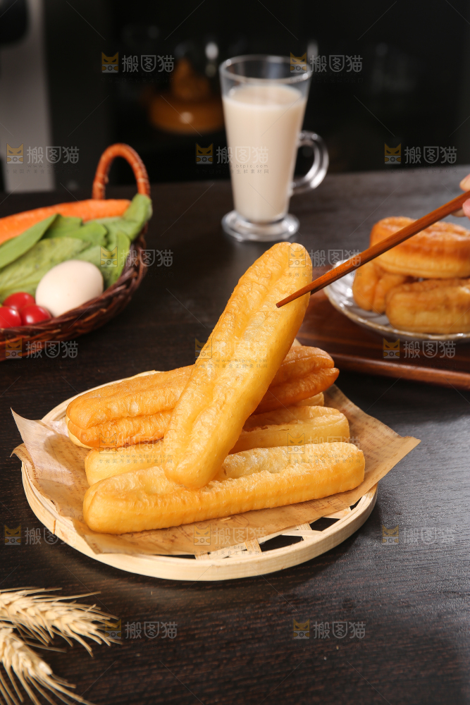筷子夹着香酥炸油条