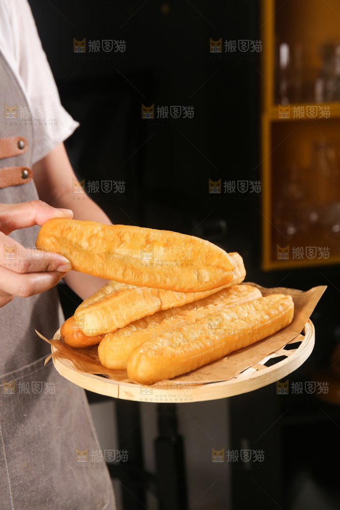 手里拿着香酥油条