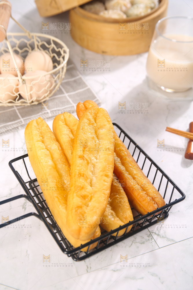 浅底上的一篮香酥炸油条