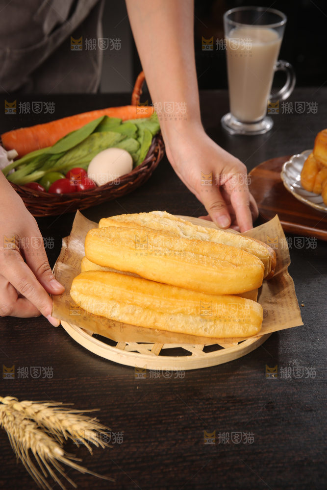 手里端着一盘油条