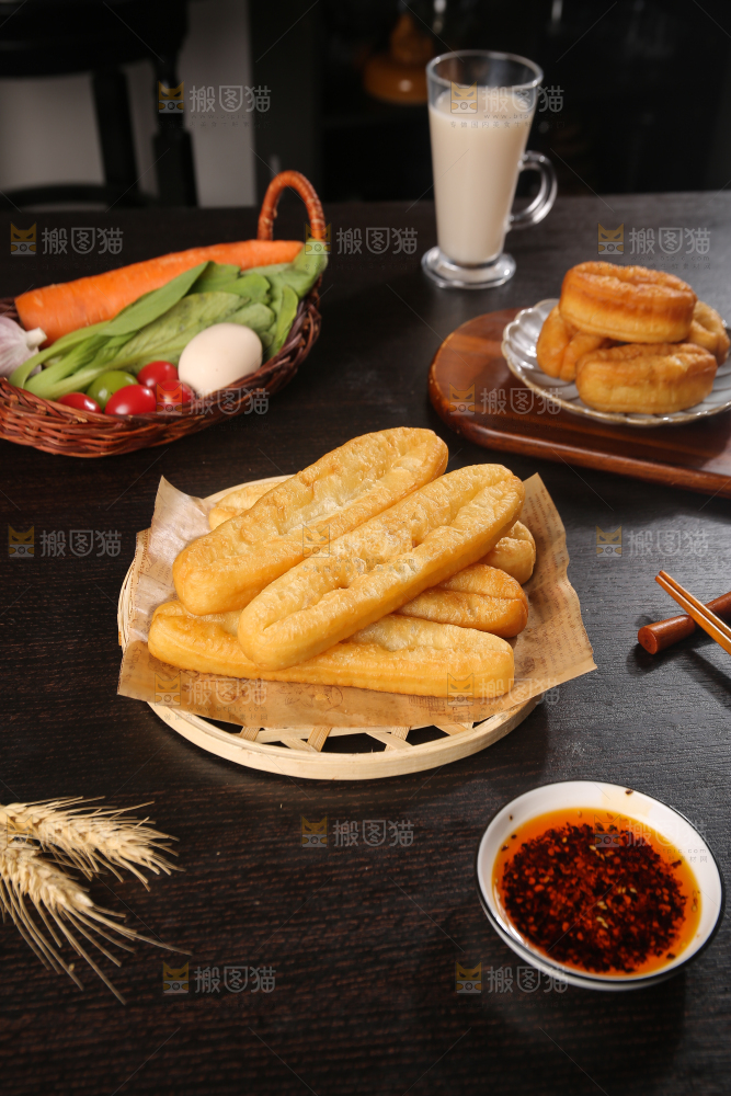 深底上的一盘炸油条