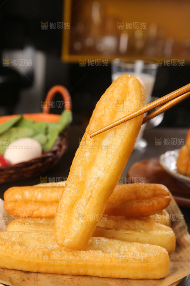 筷子夹着香酥炸油条