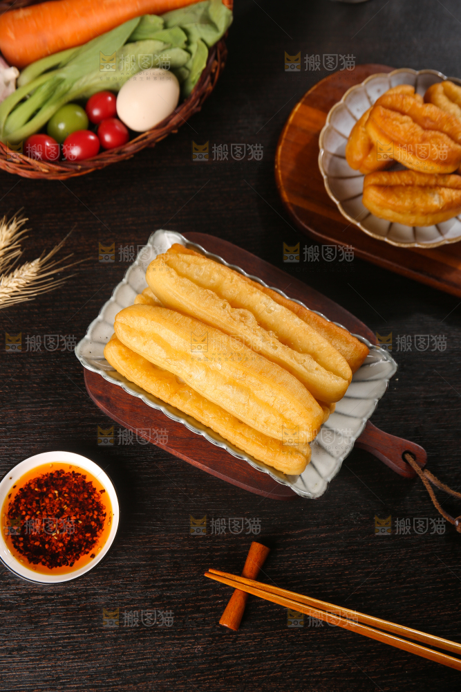 深底上的一盘炸油条