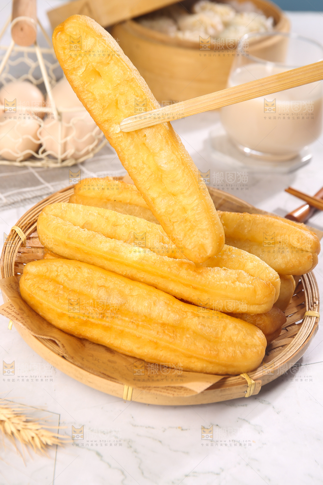 筷子夹着香酥炸油条