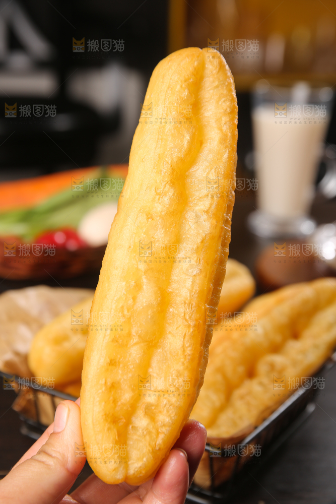 手里拿着香酥油条