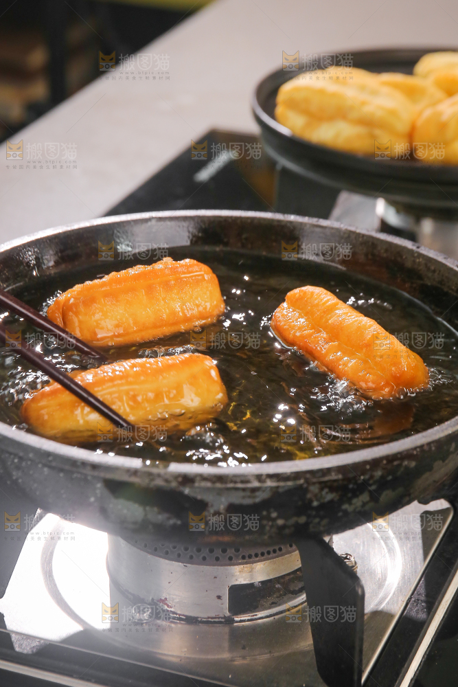 油锅里正在炸着油条