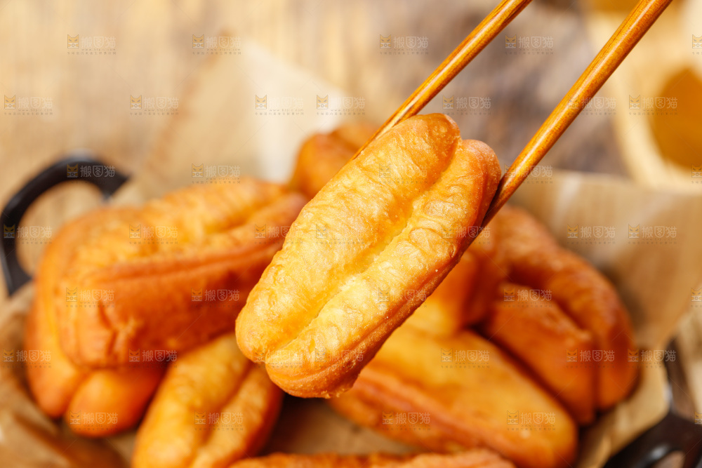 筷子上夹着小油条