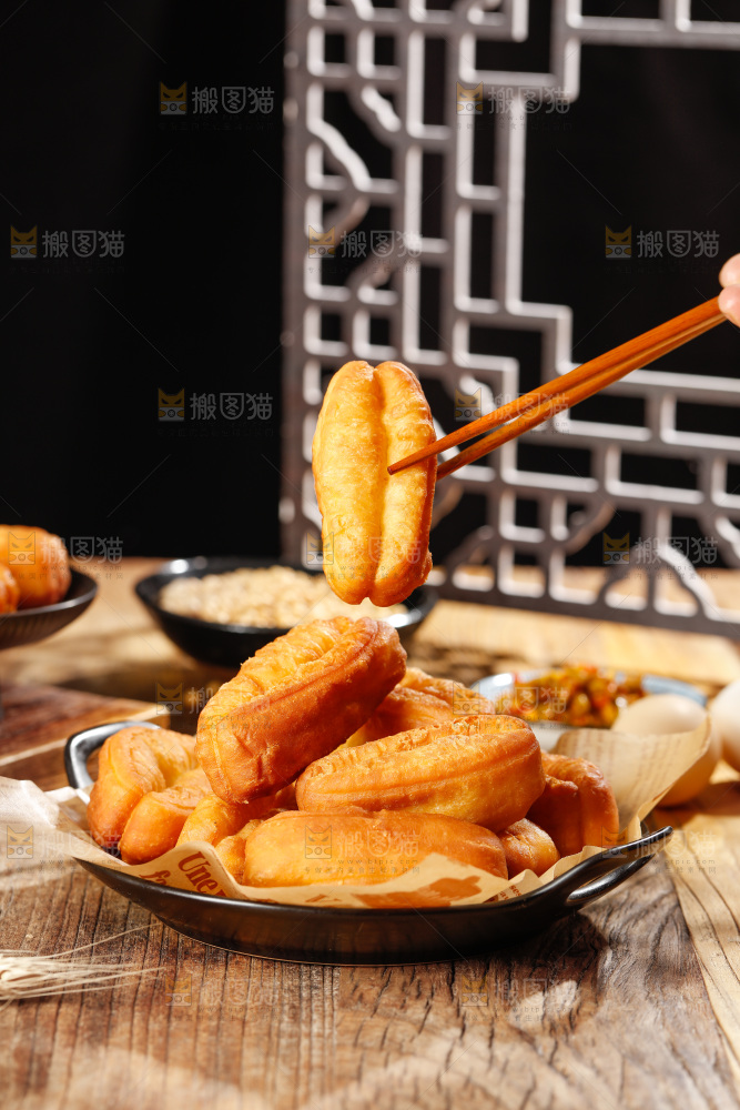 筷子上夹着小油条