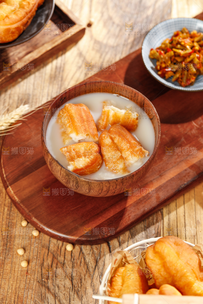 碗里的豆浆泡油条