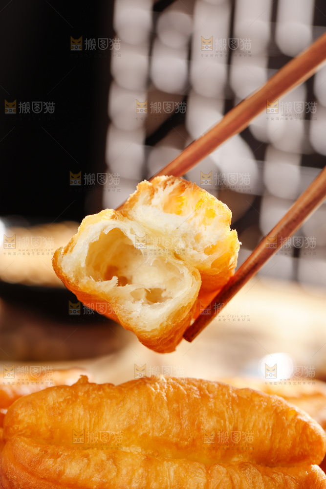筷子上夹着小油条