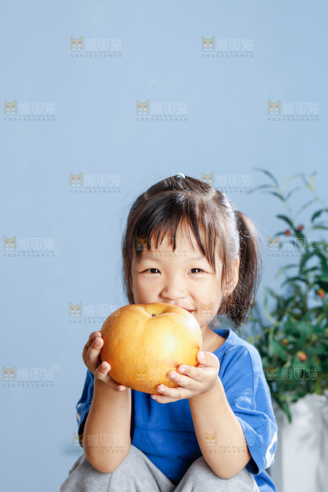 小孩拿着山东秋月梨