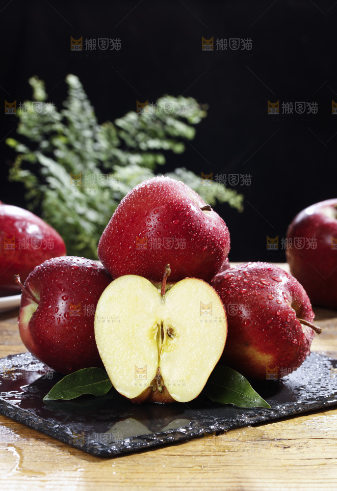 黑石板上的花牛苹果