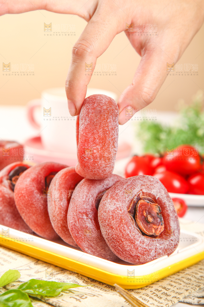 手里拿着柿子饼