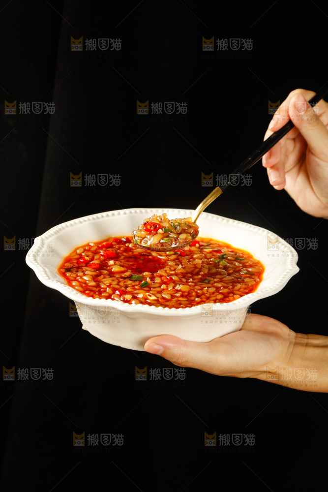 手里端着一盘酸爽漏鱼