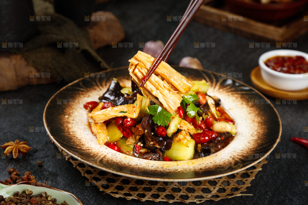 筷子上夹着黄瓜拌腐竹