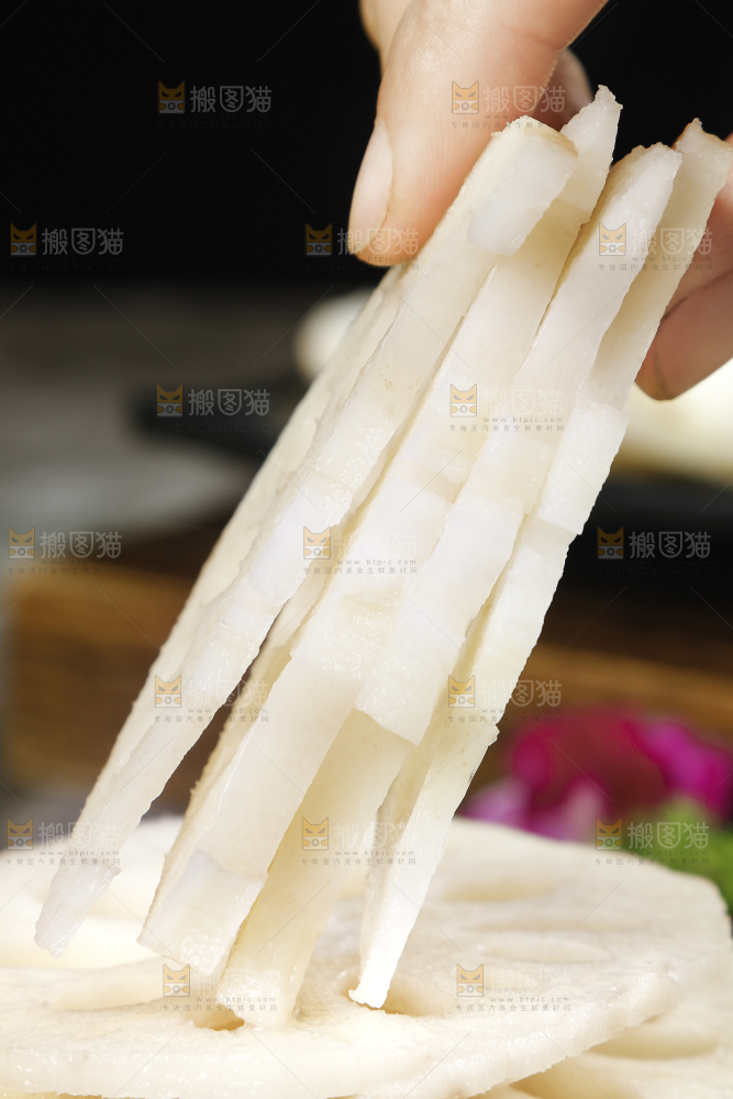 手里拿着湖北莲藕