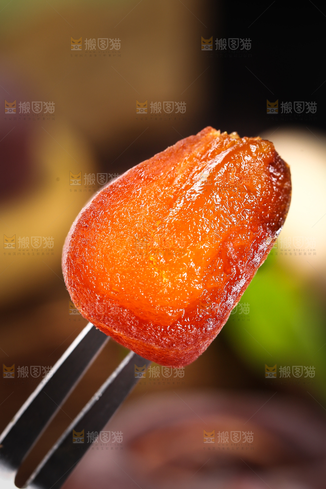 叉子上插着柿饼