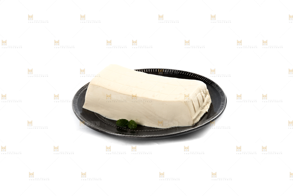盘子里放着一块豆腐