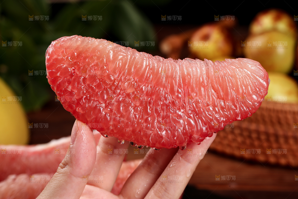 手里拿着红柚