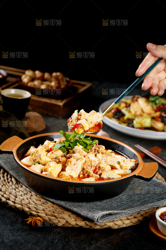 勺子上舀着肉沫豆腐
