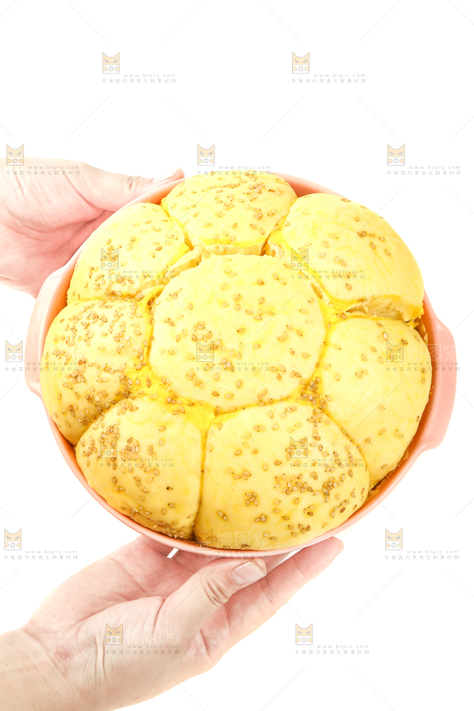手里端着黄金面包
