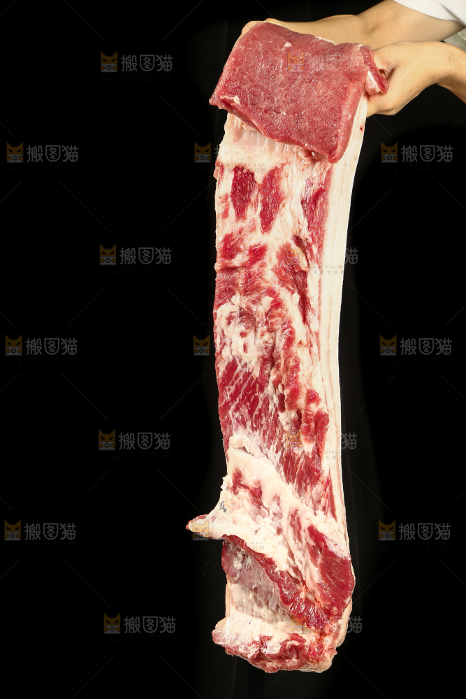 手里拿着新鲜猪肉