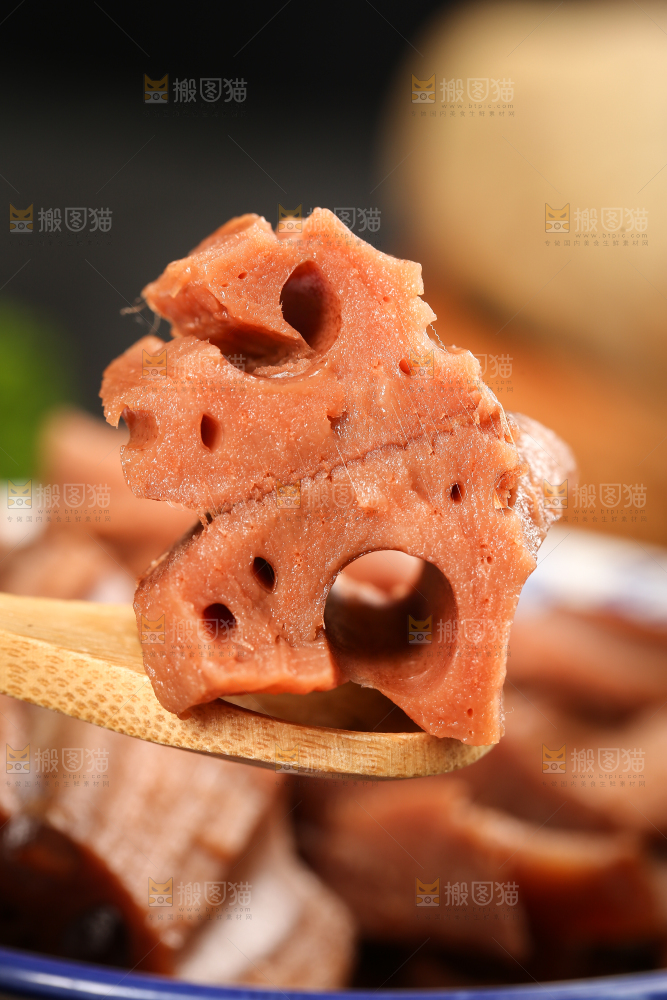 勺子上舀着湖北洪湖粉藕