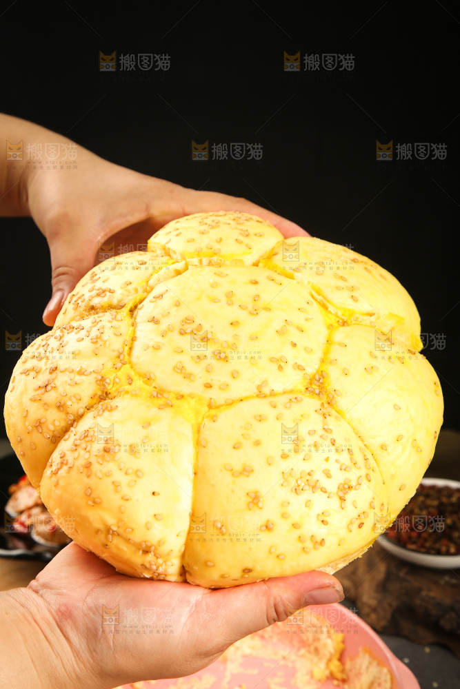 手里端着黄金面包