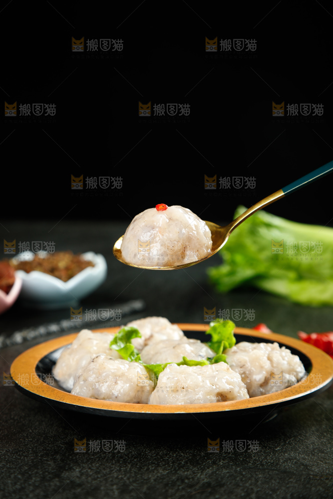 勺子上舀着虾滑