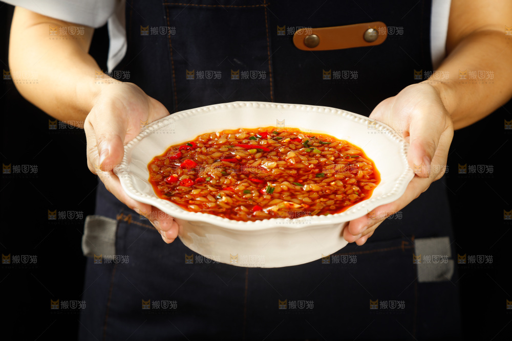 手里端着一盘酸爽漏鱼