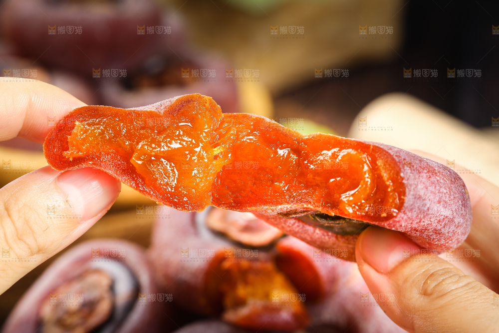 手里拿着流心柿饼